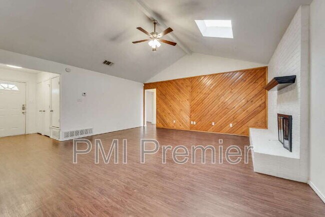 Building Photo - 516 Roberts Dr