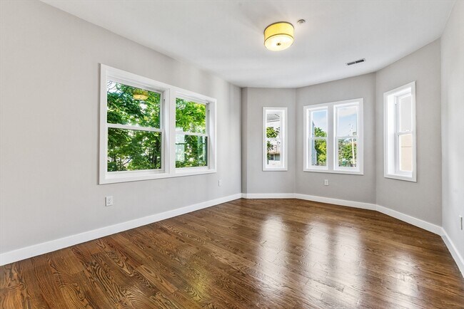 Building Photo - 10 Ruthven Park