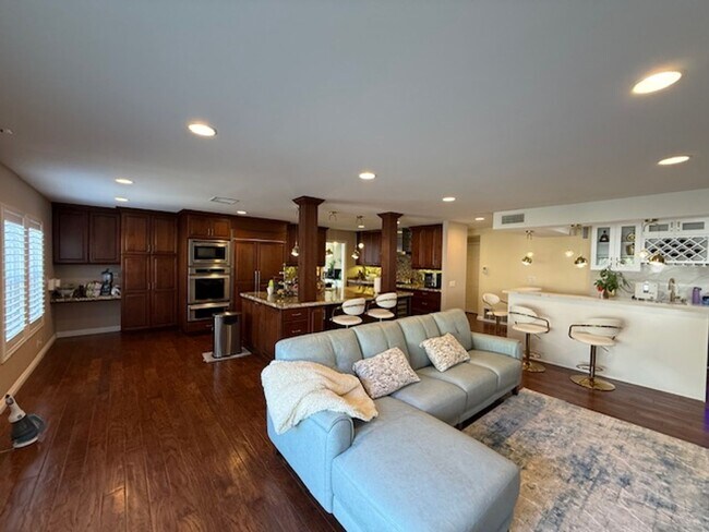 Building Photo - Fully Furnished 5 bedroom home