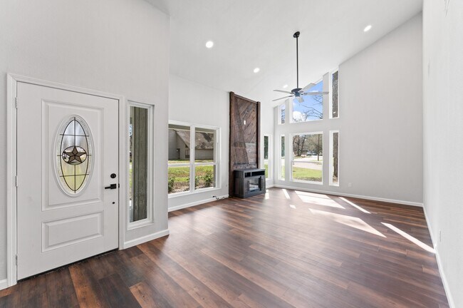 Primary Photo - 2 Dewthread Ct