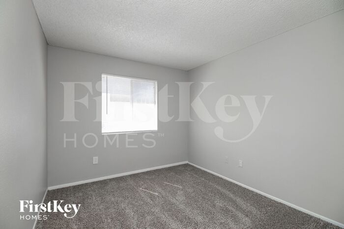 Building Photo - 5909 S Palm Dr