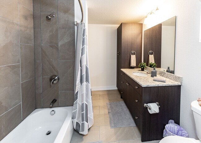 Building Photo - 1 Bed Luxury Apartment near Garden of the Gods
