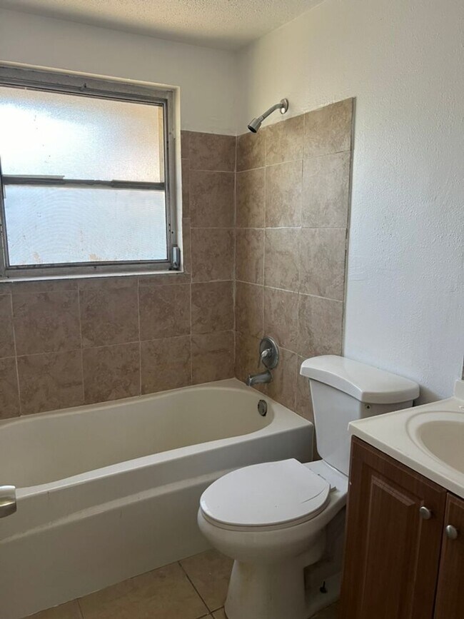 Building Photo - Move in Special half off first months rent - Palmetto Gardens 2/1 duplex
