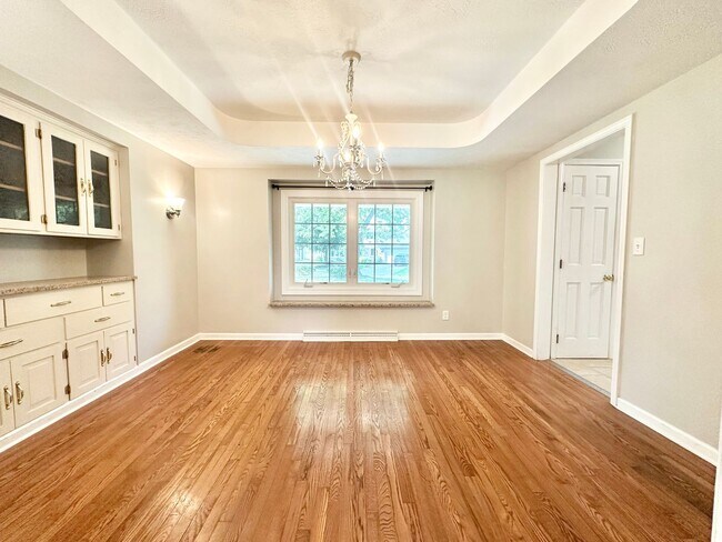 Building Photo - Desirable Mequon Home in Heart of Ville du...