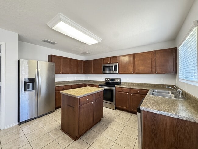 Building Photo - 8139 Ashwood Pointe