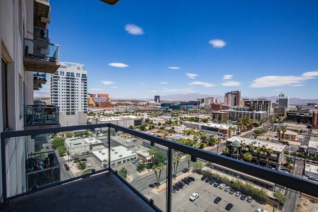 Building Photo - Stunning Modern 2Bdm 1Ba High-Rise Condo L...
