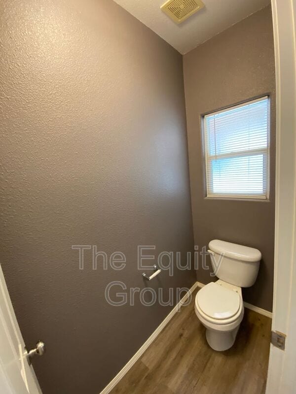 Building Photo - 2643 W Oakridge Ave