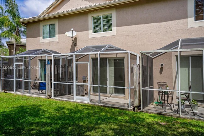 Building Photo - 2098 Madeira Dr