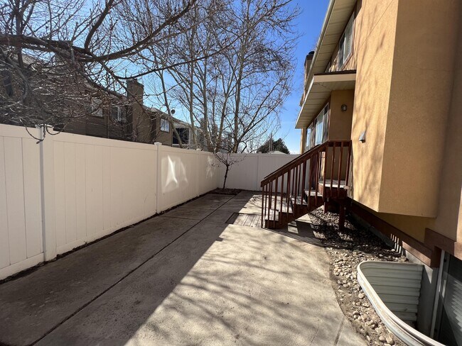 Building Photo - 202 E White Spruce Cv