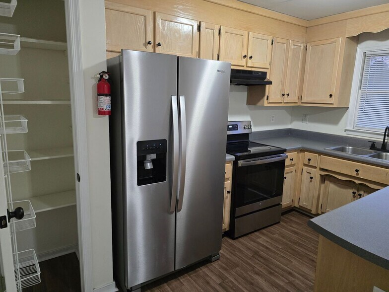 Building Photo - 7406 Pineleaf Dr