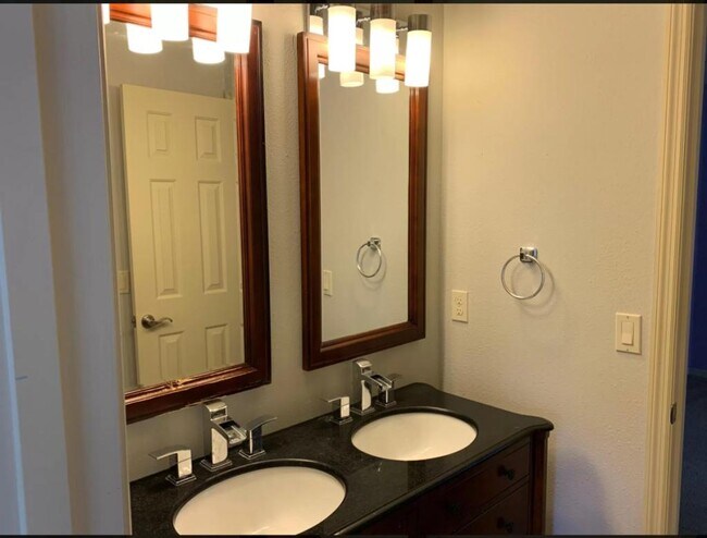 Building Photo - 8055 Glitter Ct