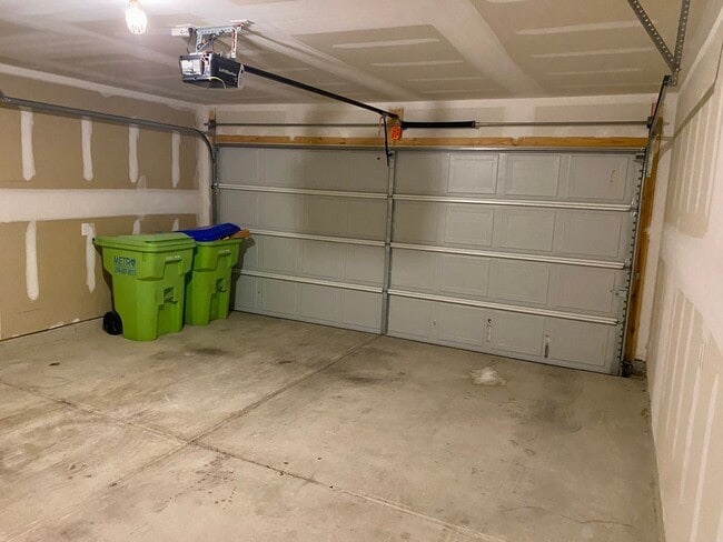 Building Photo - Fantastic Amenities ~ 4/2 Single Story w/ Refrigerator/Washer/Dryer Included ~