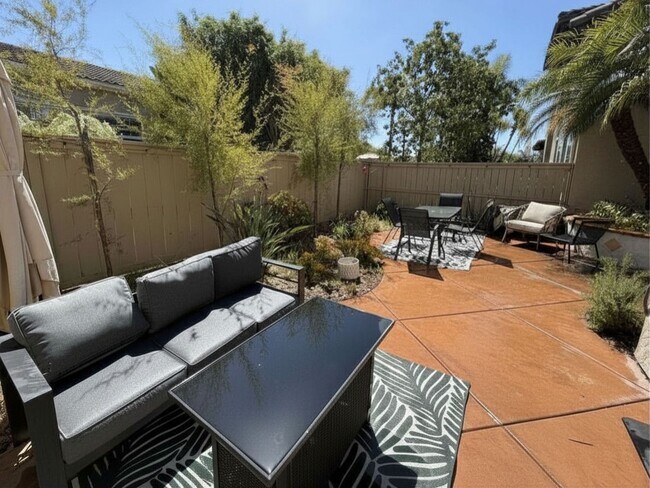 Building Photo - Spacious Townhouse located in Poinsettia Heights