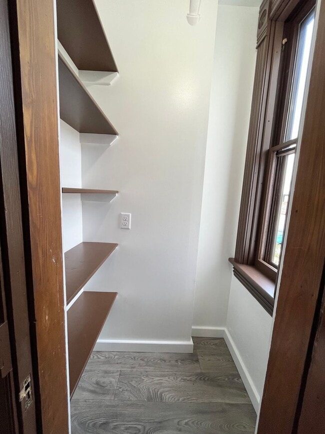 Building Photo - Newly Renovated Ground Floor 1 Bed Apartment!