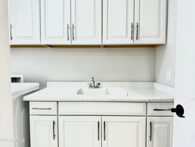 Building Photo - 1732 W Myrna Ln