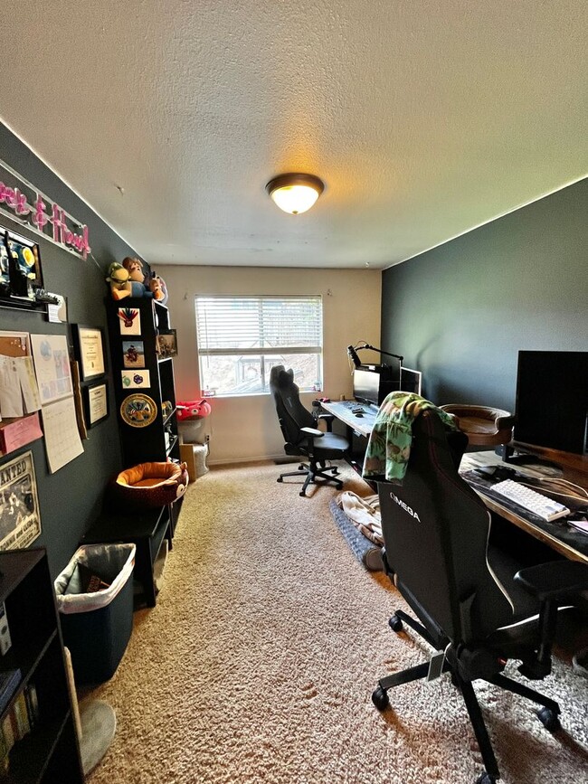 Building Photo - Pet Friendly Home Close to Everything