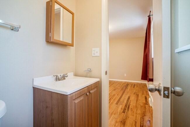 Building Photo - Room in a large shared home, great neighborhood, friendly roommates!