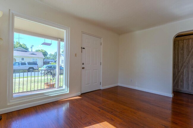 Building Photo - 2137 Raymond Ave