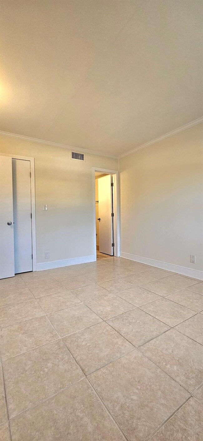 Building Photo - 2901 NE 51st St