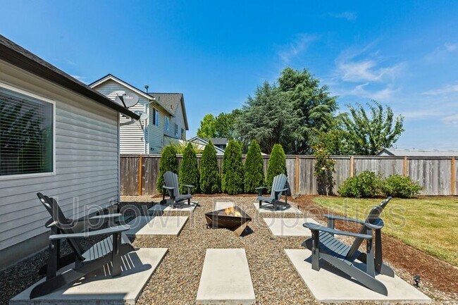 Building Photo - 753 SE Boysen Ln