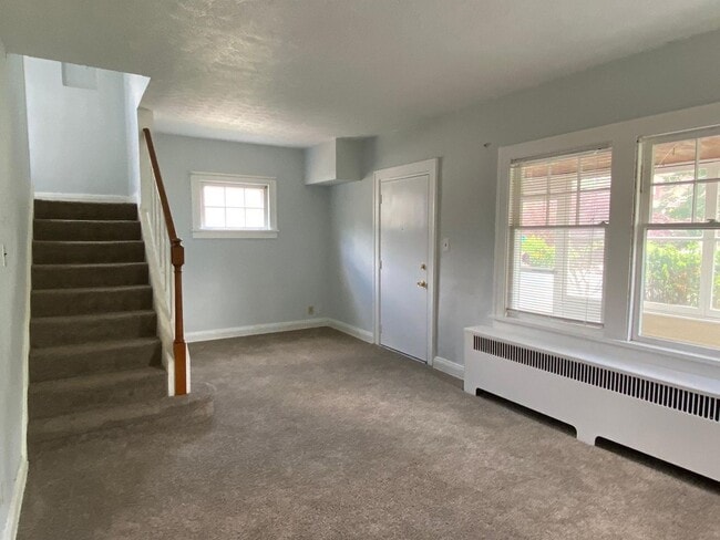 Building Photo - Charming Single-Family Home for Rent in Bedford — Quiet Street, Great Location!