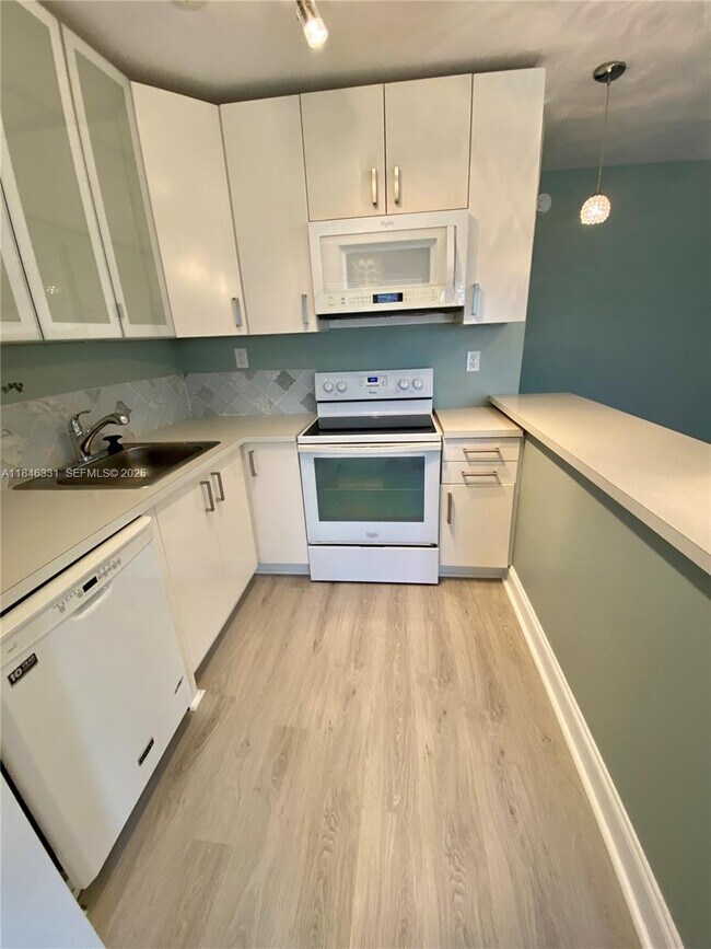 Building Photo - 2716 NE 30th Pl