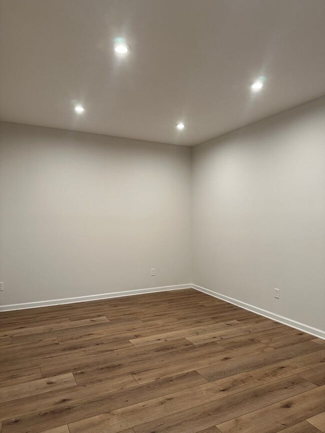 Building Photo - Welcome to this stunning 4-bedroom, 2.5-ba...