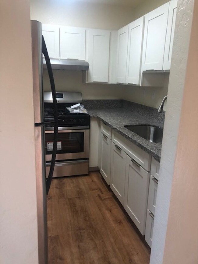 Building Photo - Upgraded 3rd floor 2 bedroom 1 bath condo