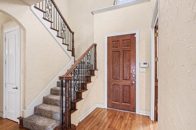 Building Photo - Beautiful home with classic styling, minutes away from Uptown, Oak Lawn, Cityplace, and Lower Gre...
