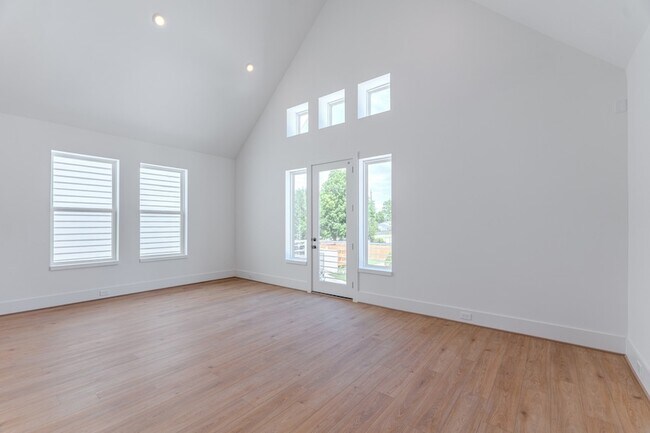 Building Photo - 7605 Victory Dr