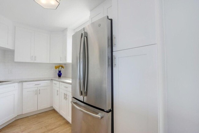 Building Photo - 130 Lakeshore Dr