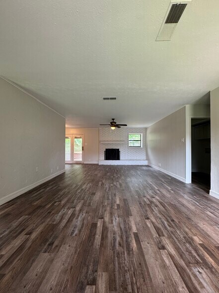Building Photo - 302 Mobile Dr