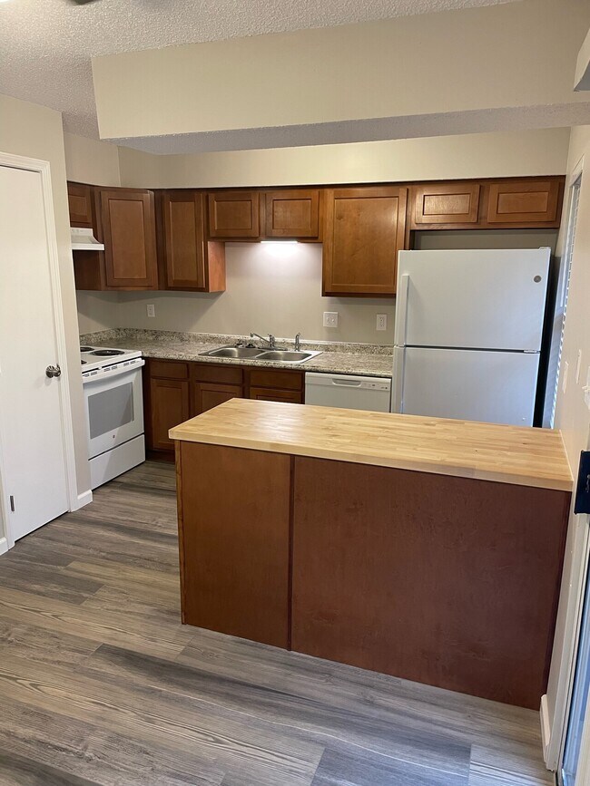 Building Photo - Highland Hill Dr 2221
