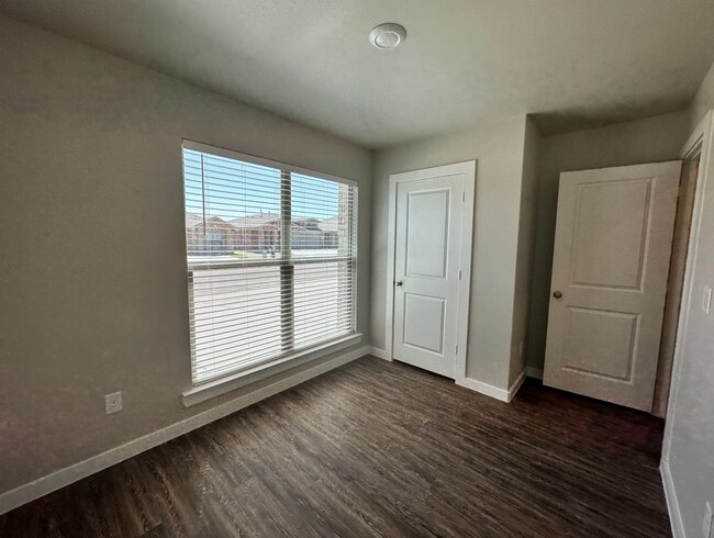 Building Photo - Stylish and Modern 3-Bedroom Duplex for Rent in Desirable Harvest Neighborhood