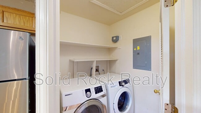 Building Photo - 4960 Universal Heights