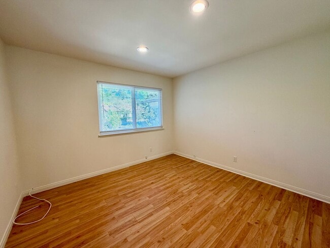 Building Photo - 943 N Patterson Ave