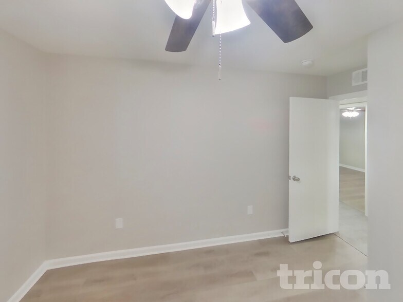 Building Photo - 3221 Edgebrook Dr