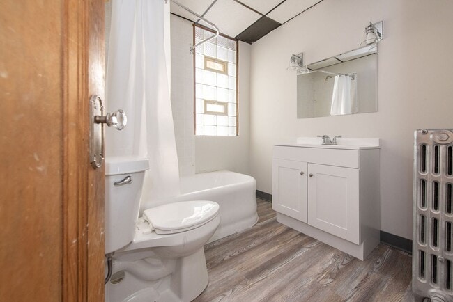 Building Photo - Beautifully updated Tudor style duplex. Upper unit. Large rooms. 2 balconies, private entry. Fenc...