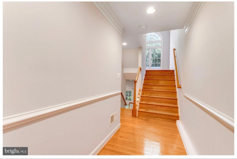 Building Photo - 213 Oak Knoll Terrace