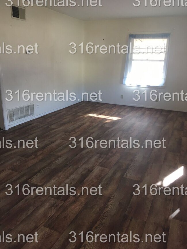 Building Photo - 704 N High St