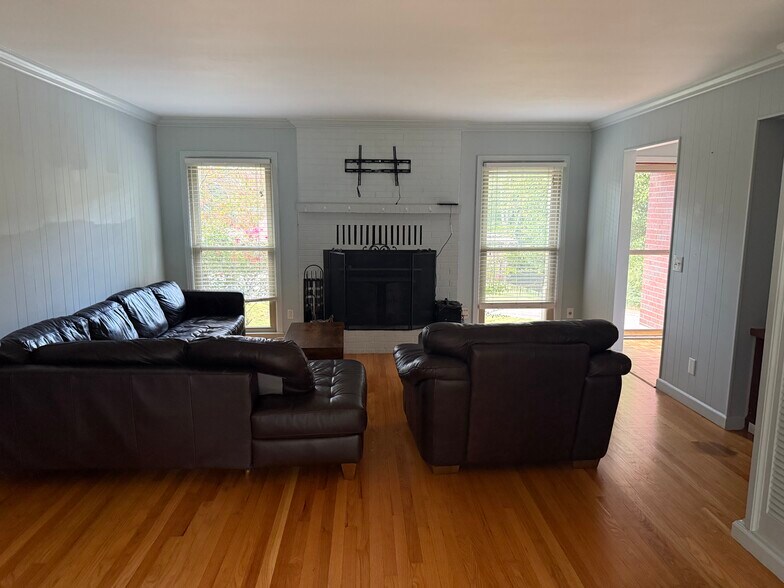 Building Photo - 212 White Oak St