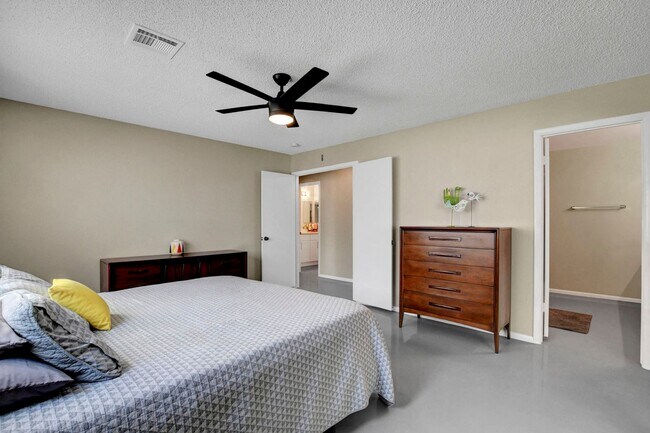 Building Photo - Fully Furnished, One Story, Near Strip, All Utilities Included with Flexible Lease Terms