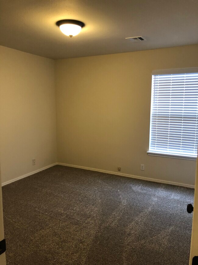 1 of 2 guest bedrooms - 800 N Laurel Ave