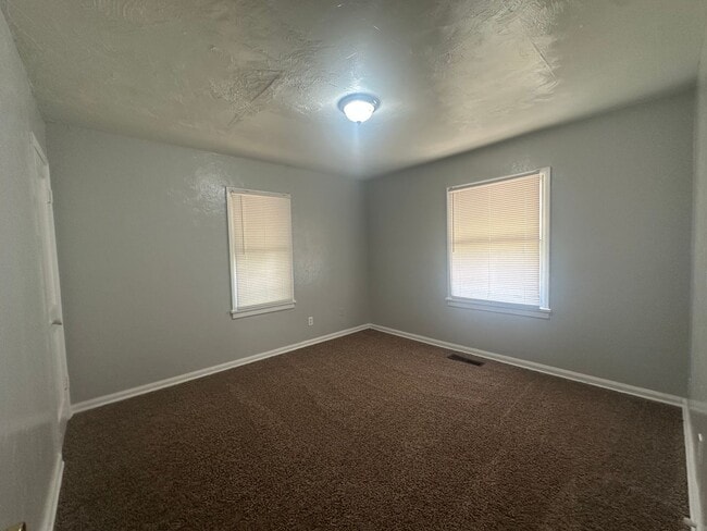 Building Photo - 2 Bed, 1 Bath, 1 Car Garage