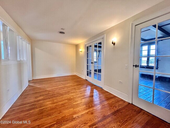 Building Photo - 290 2nd Ave