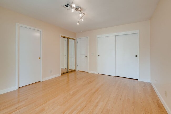 Building Photo - Charming 3 Bedroom Single-Story with Firep...