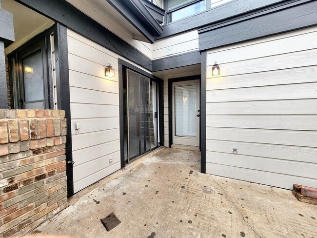 Building Photo - Modern and Cozy 2/BR 2/BA Home in Gated Co...