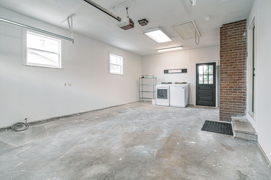 Building Photo - 7707 Windsong Rd