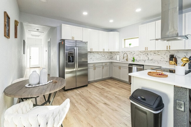 Building Photo - 2306 E Houston St