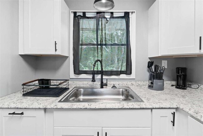 Building Photo - 2150 Meadowlane Dr SW